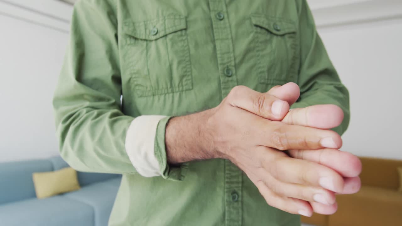 seção média do homem desinfetando as mãos