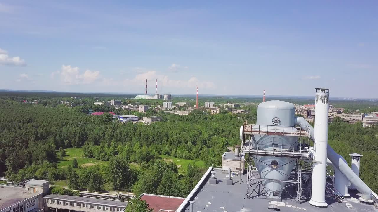 воздушный вид промышленного комплекса с окружающим лесом