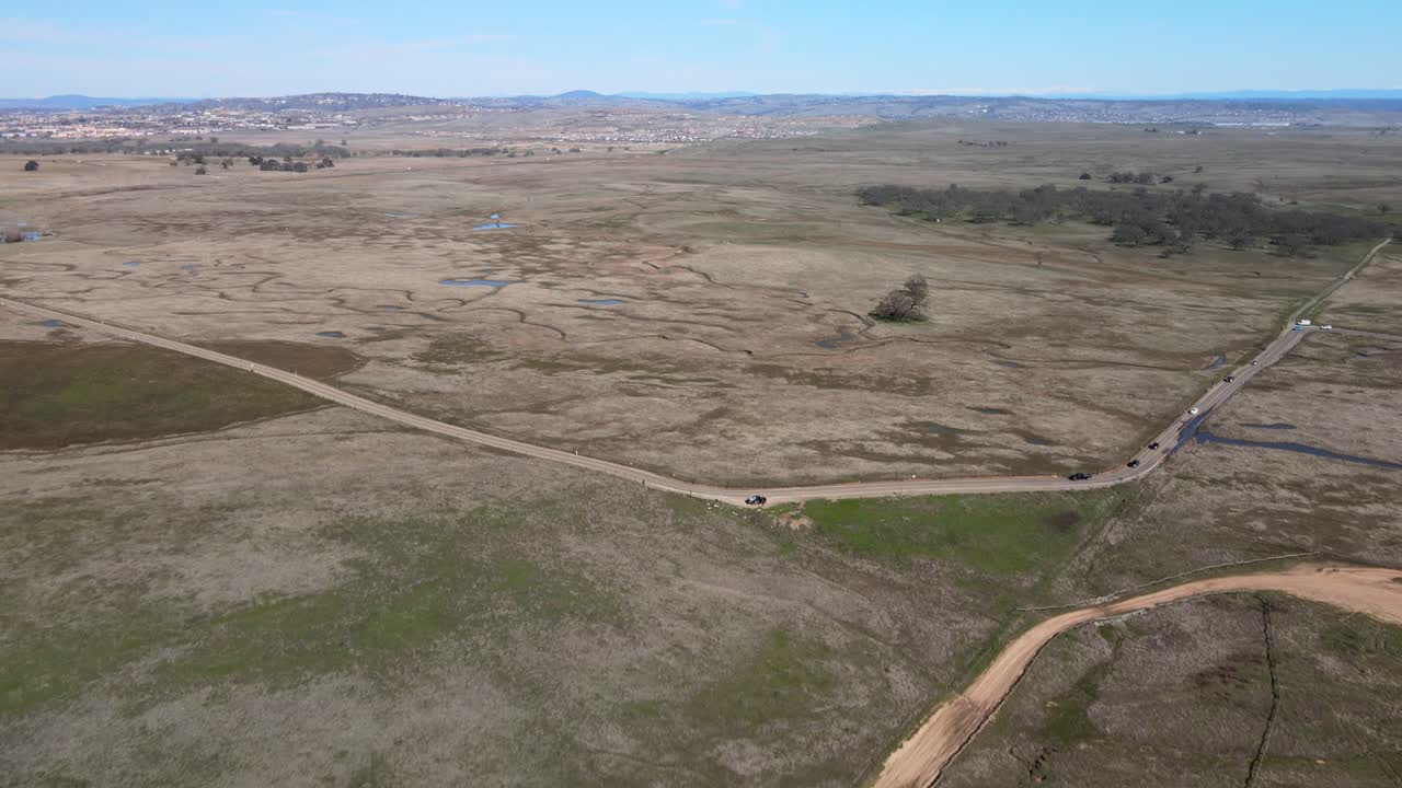 el área de recreación de vehículos de motor fuera de carretera de la ciudad de la pradera en las estribaciones de la sierra nevada en california vista desde una gran altura