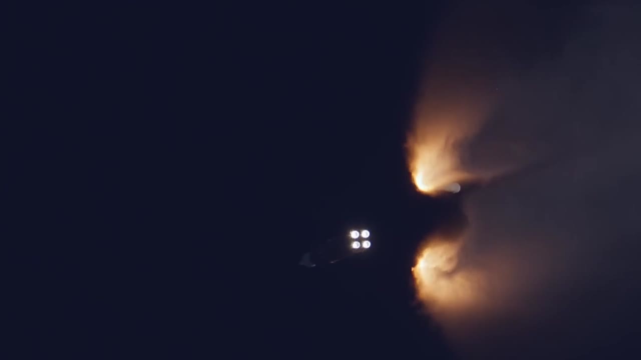 Separazione dei booster del razzo e accensione dello stadio durante il lancio di una missione spaziale.