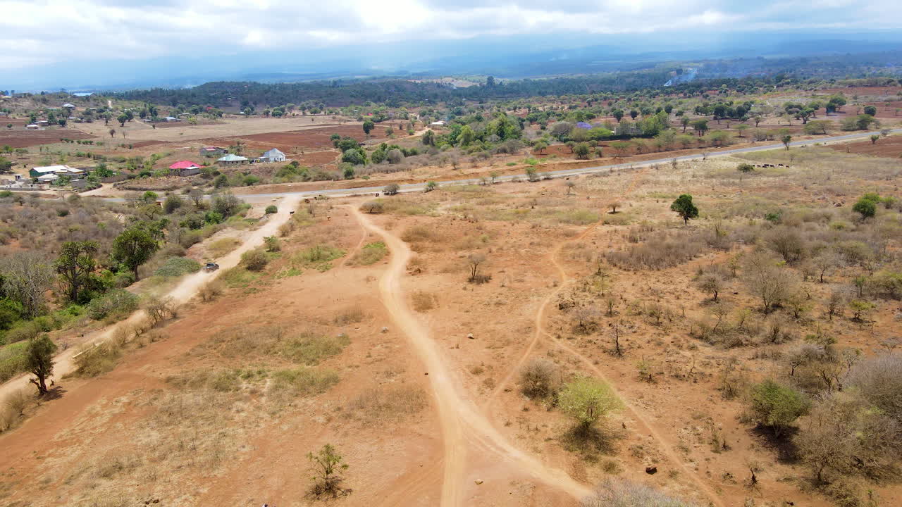 Vista aerea di strade asfaltate in un bellissimo paesaggio rurale in Kenya