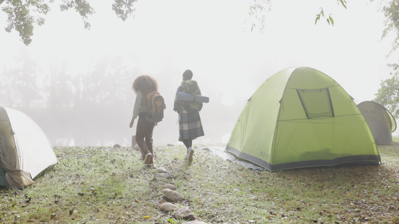 여자, 하이킹과 등으로  ⁇ 는