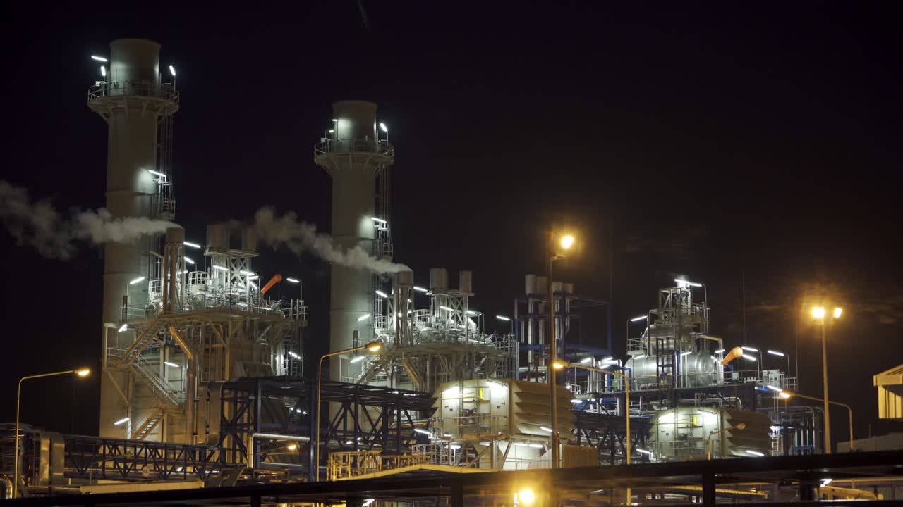 газотурбинная электростанция в ночное время для концепции энергетики завода.