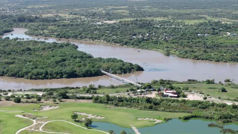 una vista aérea capturada por un avión no tripulado que muestra la impresionante reserva natural de tara inti en termas de río hondo