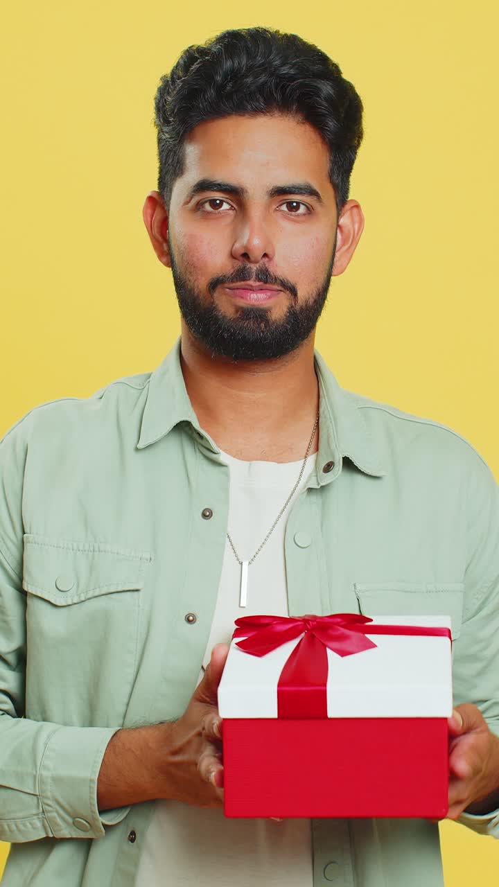 웃는 남자가 생일 선물을 선물하는 선물 상자 손을 펴고 프로모션 할인 판매