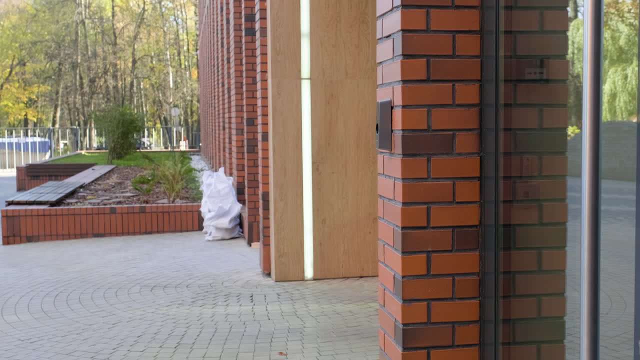 출입구에서 울리는 배달 소녀