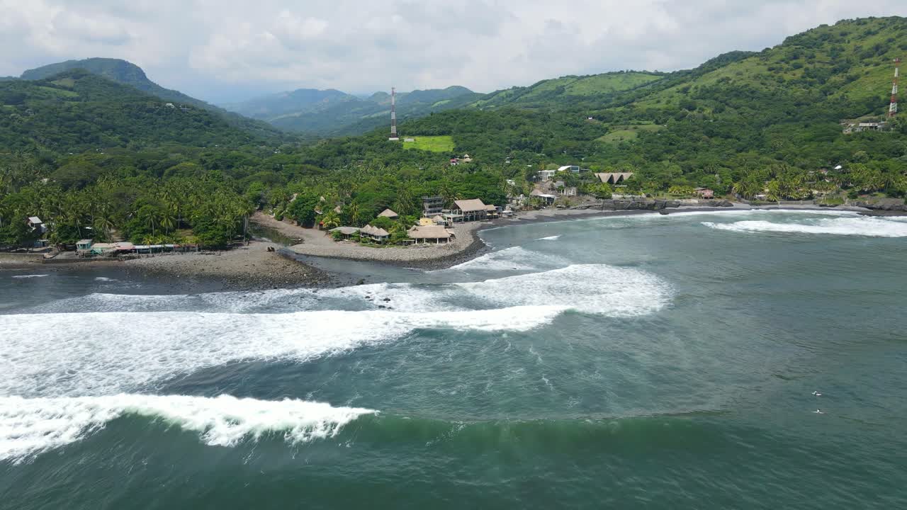 vista aérea que avanza, vista panorámica de la costa rocosa de la playa bitcoin en el salvador méxico, bosque en el fondo