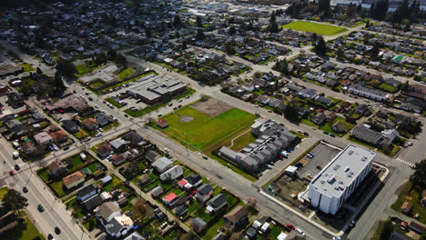 Descripción-Aérea-De-Port-Alberni-En-La-Isla-De-Vancouver,-Columbia-Británica,-Canadá