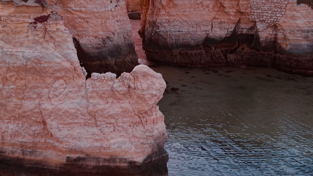 Formazioni rocciose costiere e acque calme in Portogallo vicino alla riva