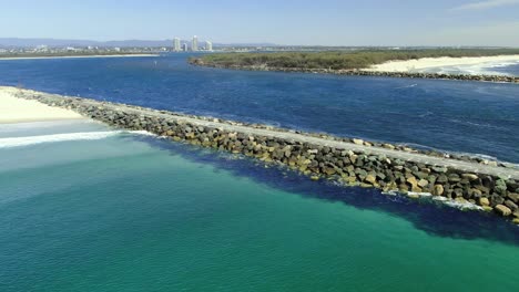 la vía marítima de gold coast, construida para evitar la erosión y proporcionar un paso seguro por las vías fluviales de gold coast.