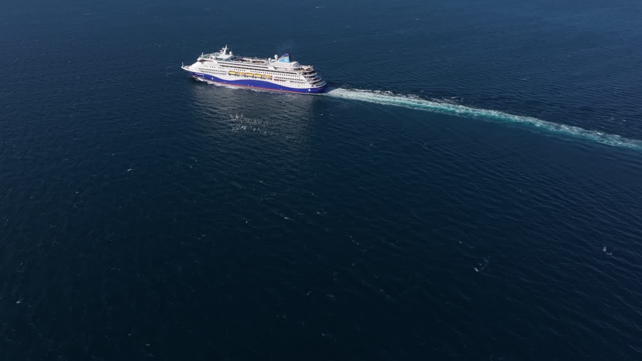 Liner, der kaster refleksion på Det Ægæiske Hav ved Kusadasi, Tyrkiet