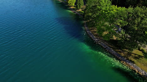 Beautiful-clear-turquoise-water-of-Lake-Attersee-along-shoreline---Austria