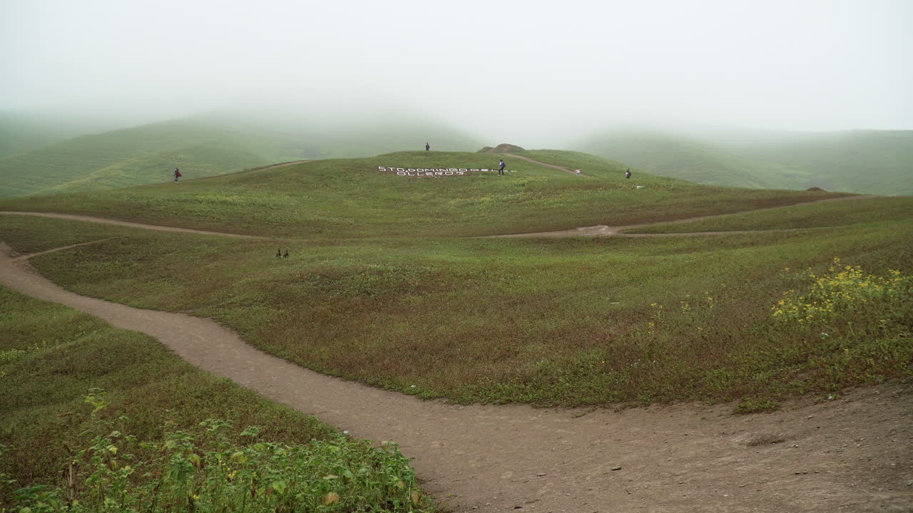 lomas de manzano, pachacamac, lima, peru의 언덕이 많은 지역에서 트레킹하는 등산객의 스틸 샷