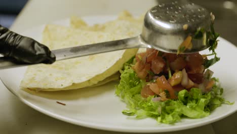 Quesadillas-Con-Ensalada-Fresca-Y-Pico-De-Gallo