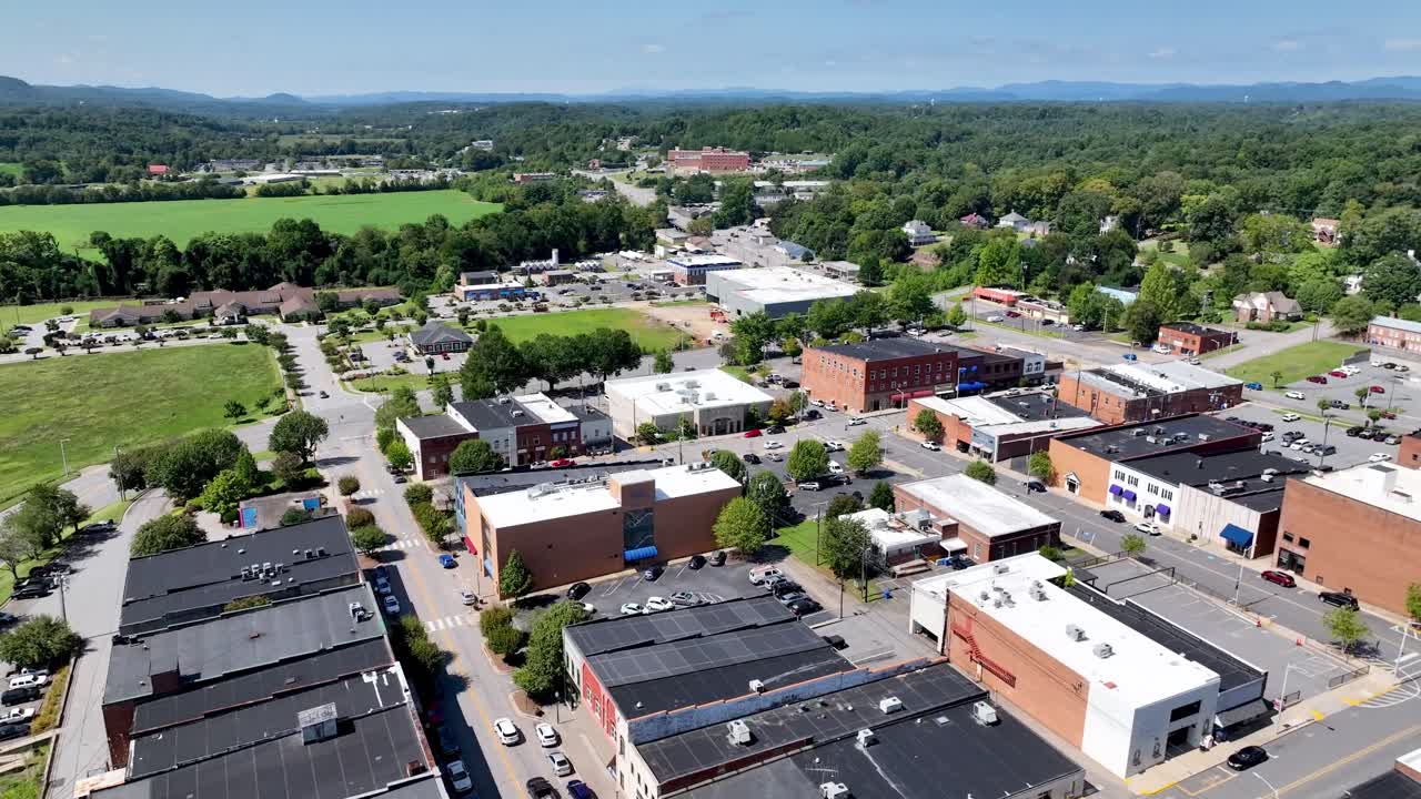 empuje aéreo rápido sobre el norte de wilkesboro, carolina del norte.