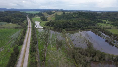 Cars-Driving-On-M1-Pacific-Motorway-Along-The-Wetlands-In-Northern-Rivers,-NSW,-Australia