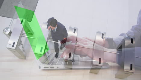 animación de manos usando una computadora portátil con pantalla verde sobre un hombre de negocios que pasa por el torniquete de la estación