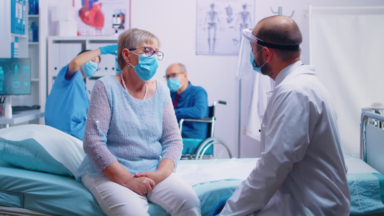 consulta médica para personas de edad avanzada