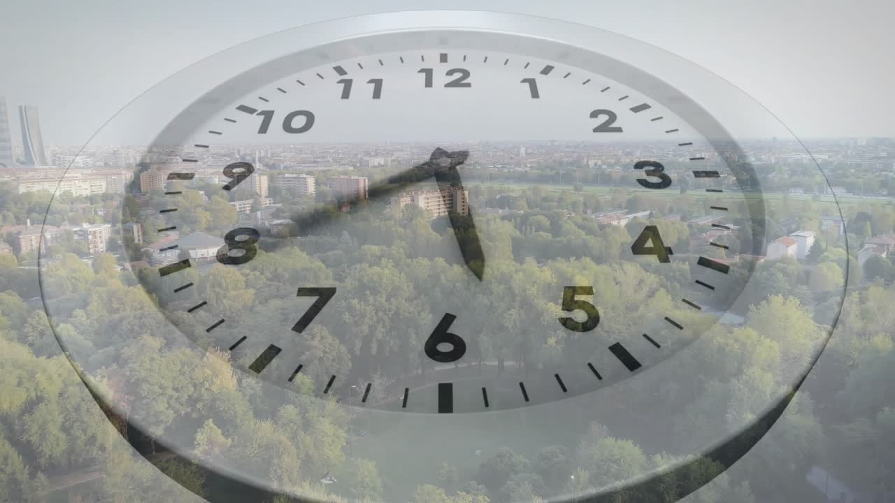 On ikiden başlayan şeffaf saat ibreleri, park panoramasının üzerinden geçerek zamanın geçişini görselleştiriyor.