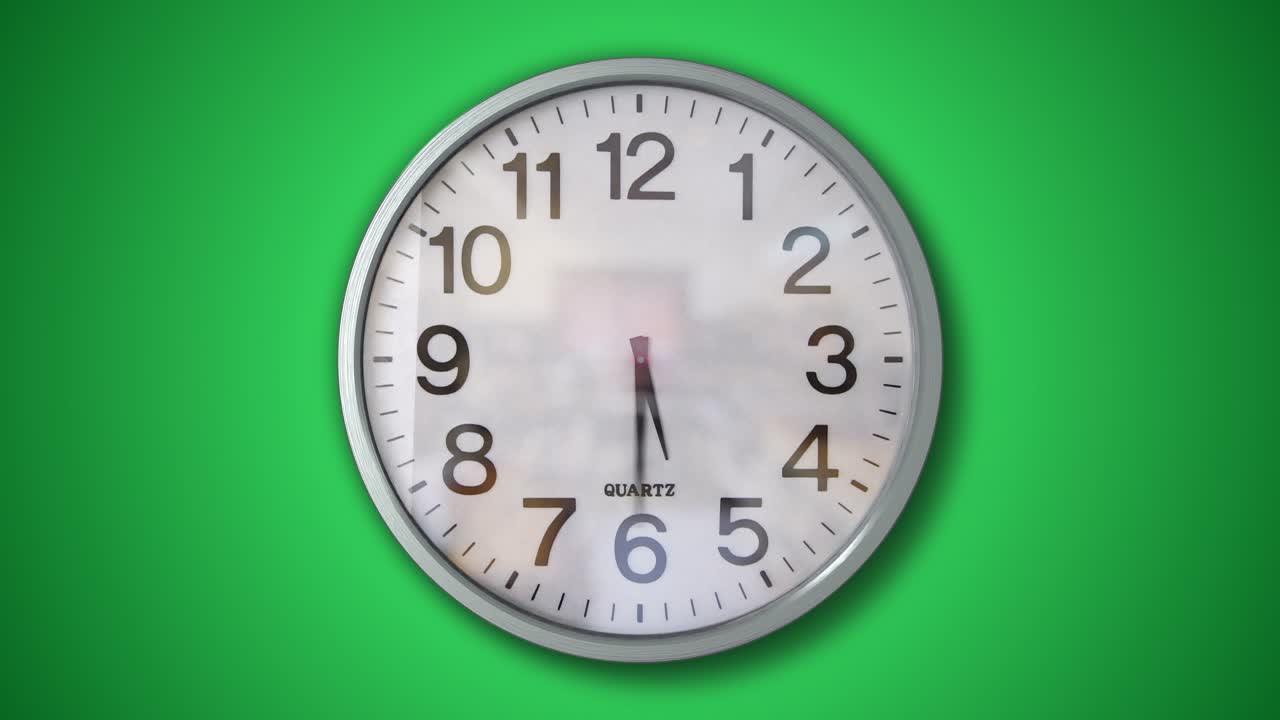 bucle de lapso de tiempo de reloj de pared analógico con fondo verde