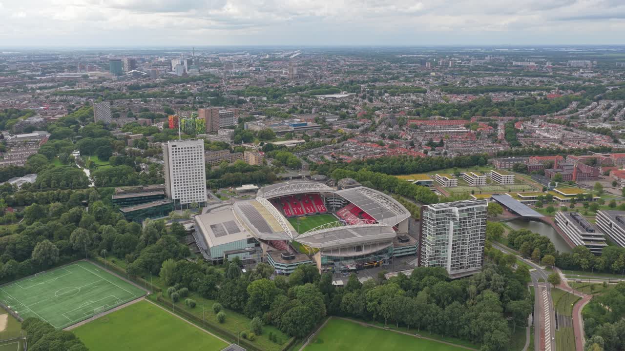 Lo stadio sportivo di Utrecht, Stadion Galgenwaard, ripreso in filmato panoramico con drone.