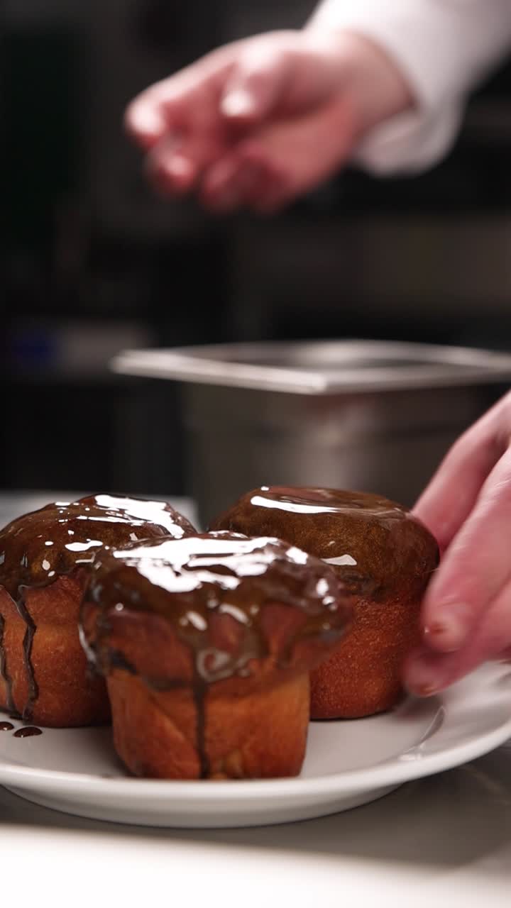 chef preparando y cubriendo pasteles con vidrio