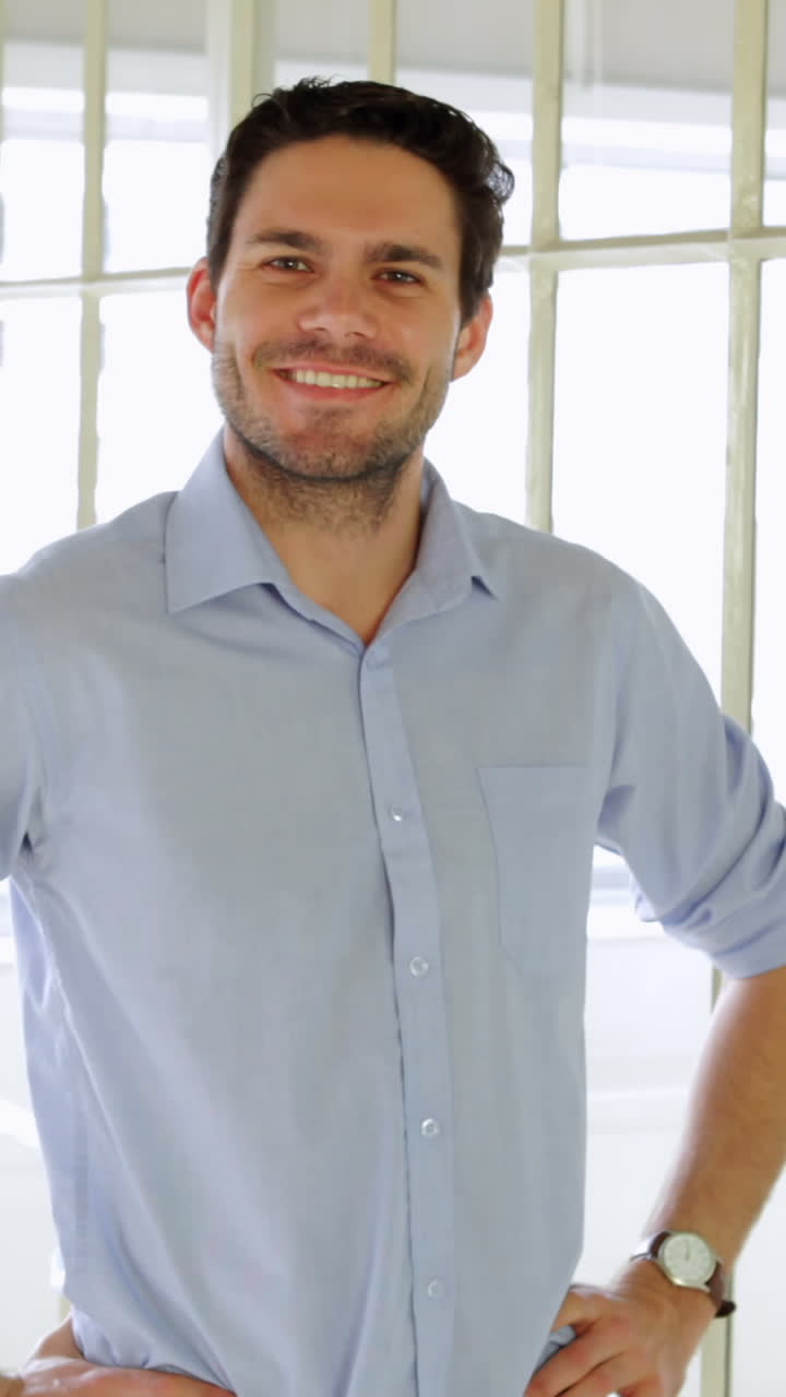 contenido hombre guapo posando con las manos en las caderas