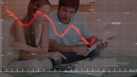 análisis de documentos financieros, pareja con animación de gráficos de mercado de valores sobre ellos