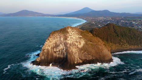 Amplia-Toma-De-Dron-De-La-Costa-Y-La-Bahía-De-Kyushu-Japón