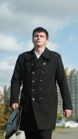 político caminando con confianza al aire libre sosteniendo un maletín, con hojas revoloteando en el viento, rodeado de modernos edificios de vidrio, árboles urbanos y un entorno vibrante bajo un cielo azul claro