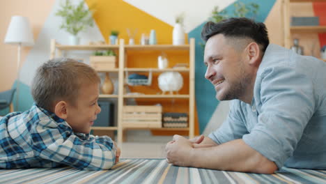 padre e hijo pasando tiempo de calidad juntos