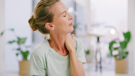 Mujer-Mayor-Con-Calambres-Frotándose-El-Cuello