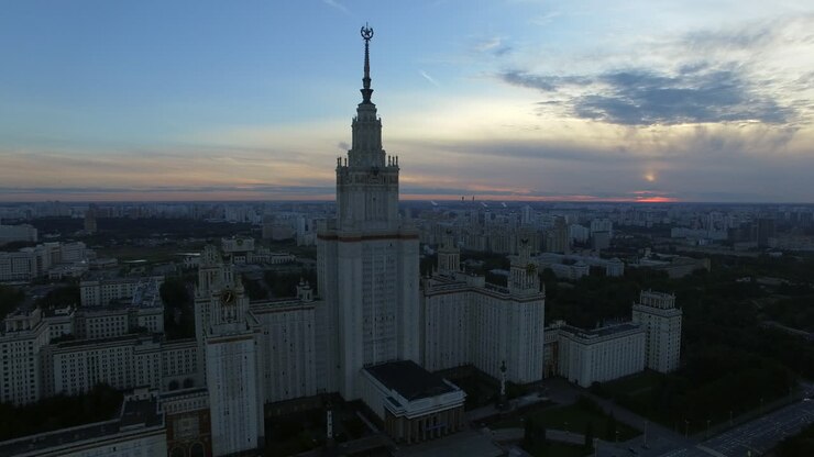 Paisagem urbana aérea de Moscou com a Universidade Estatal Lomonosov, Rússia
