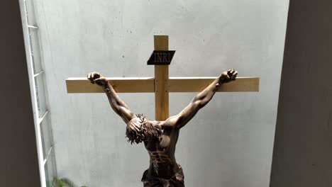 Parroquia-De-La-Patronal-De-San-José-En-La-Ciudad-De-México,-Imágenes-Internas-De-Drones-Del-Cristo-Crucificado-Dentro-Del-Edificio,-Parte-7-De-8