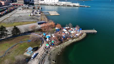 Parque-De-Cangrejos-Con-Carpas-Para-Personas-Sin-Hogar-Durante-El-Día-En-Canadá