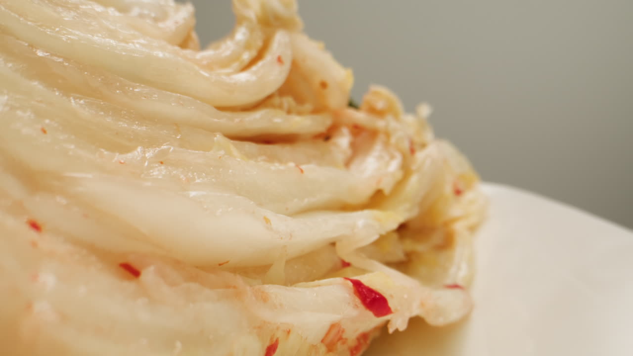 유리 항아리에 채소를 보존하는 캔에서 발효 된 매운 고추 김치의 질의 클로즈업. 향신료와 함께 발효 보존 된 김치 고추 매크로. 아시아 요리. 고품질 4k 영상