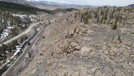 4K-Drohnenvideo-Von-Felsformationen-Mit-Felsigen-Bergen-Im-Hintergrund-In-Colorado