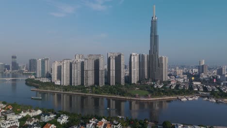 edificio histórico en el río saigon con un cielo azul claro vista de drone