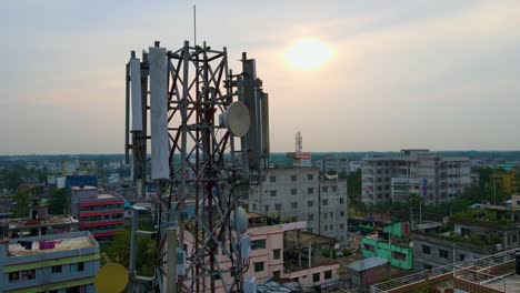 Mobilfunknetz-Gittermast-In-Der-Stadt-Dhaka,-Bangladesch