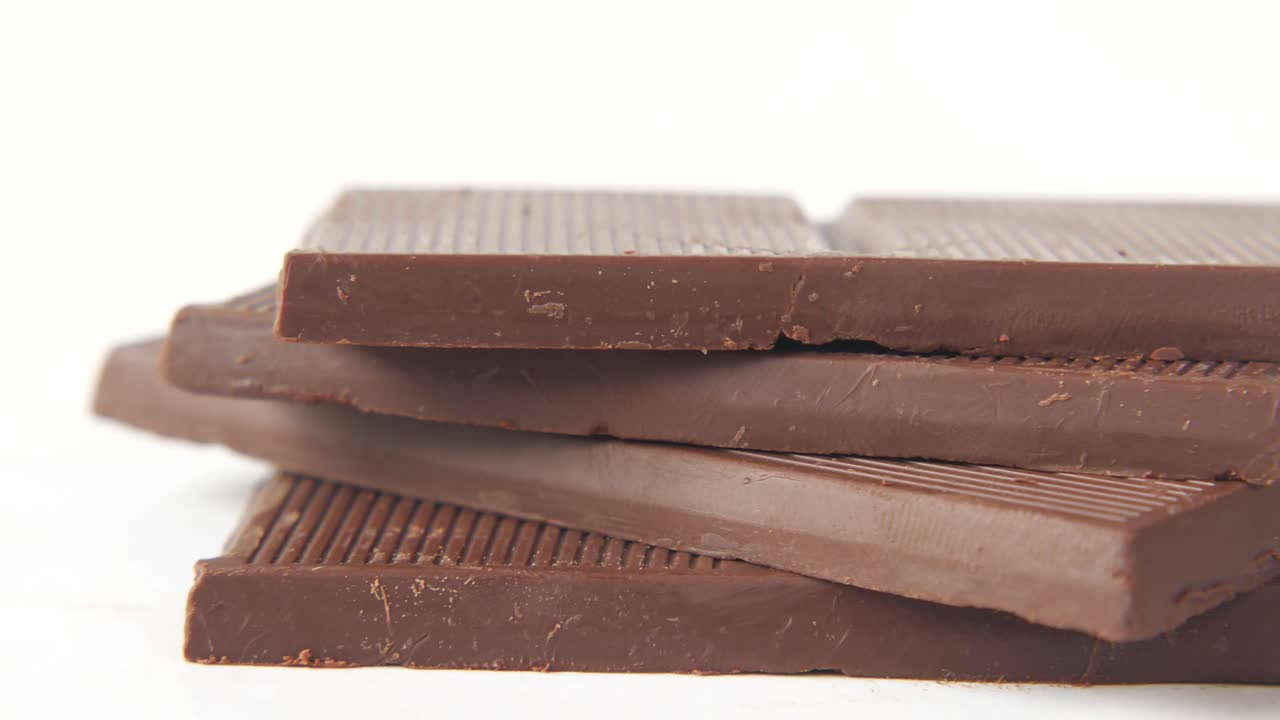 una pila de barras de chocolate oscuro