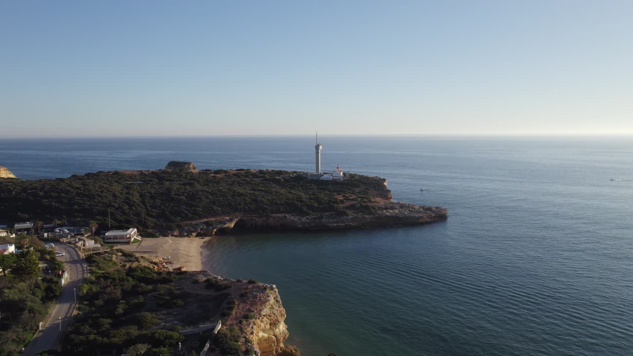 faro de ferragudo con vistas al mar tranquilo, algarve aéreo