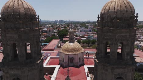 Drone-close-up-establishing-shot,-Basilica-of-Our-Lady-of-Zapopan,-Mexico