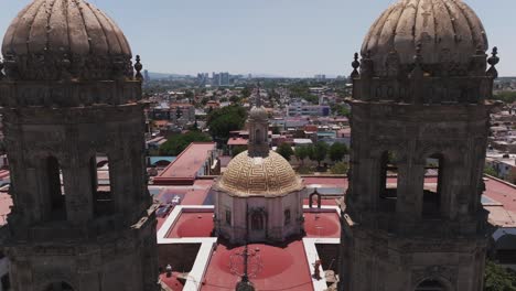drone cerca de la toma de establecimiento, basílica de nuestra señora de zapopan, méxico