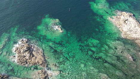 imágenes aéreas de la costa con rocas en el océano