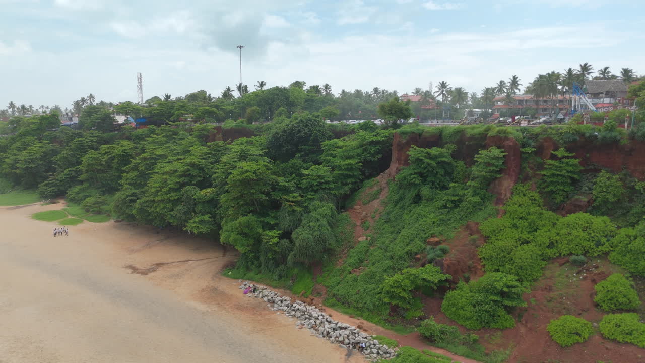 línea de costa de varkala cliff beach, vista de drone de varkala beach desde la parte superior del acantilado también conocida como playa papanasham, thiruvananthapuram, kerala, india