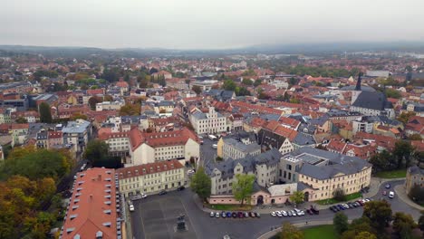 Hermosa-Vista-Aérea-Superior-Vuelo-Ayuntamiento-Mercado-Weimar-Ciudad-Histórica-Turingia-Alemania-Otoño-23