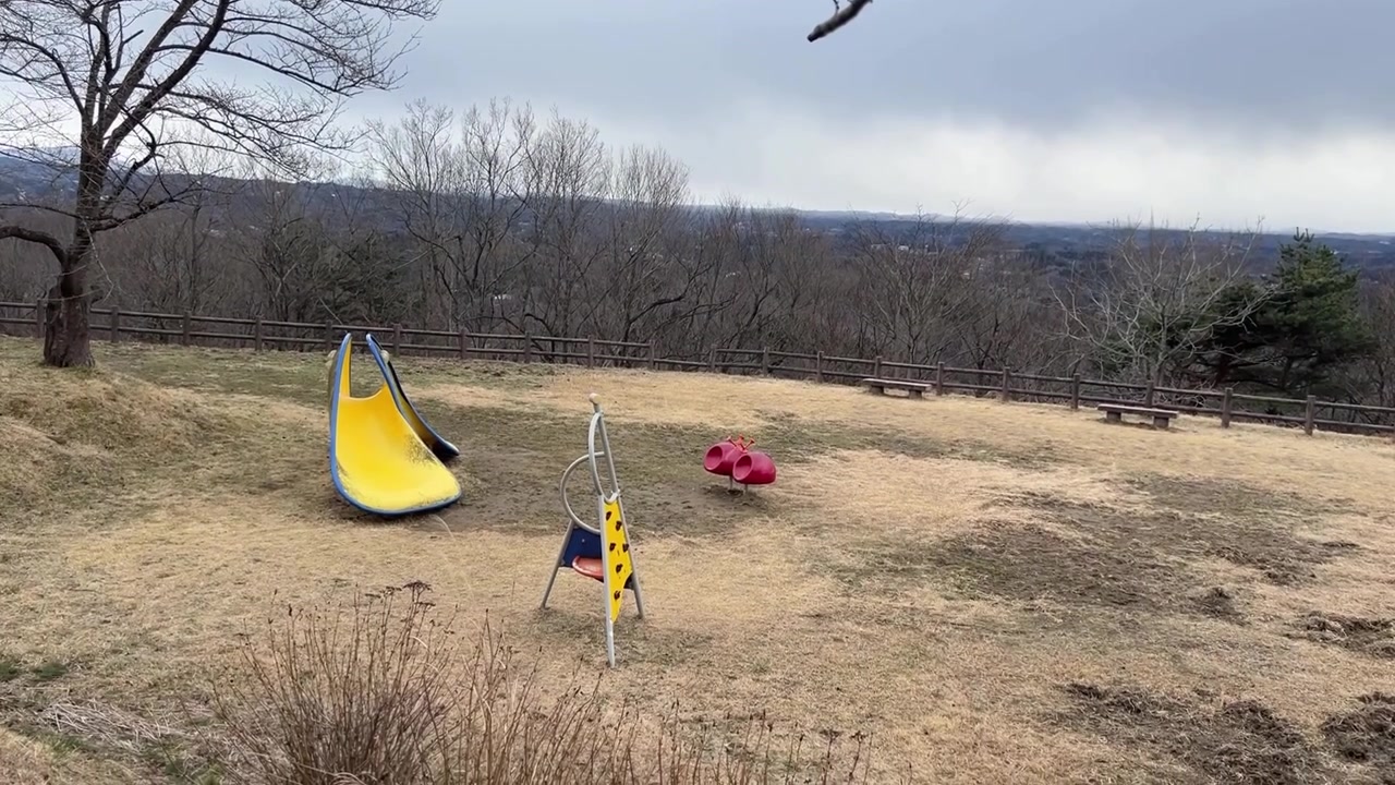 Parco Vuoto e Senza Vita con Scivolo Giallo