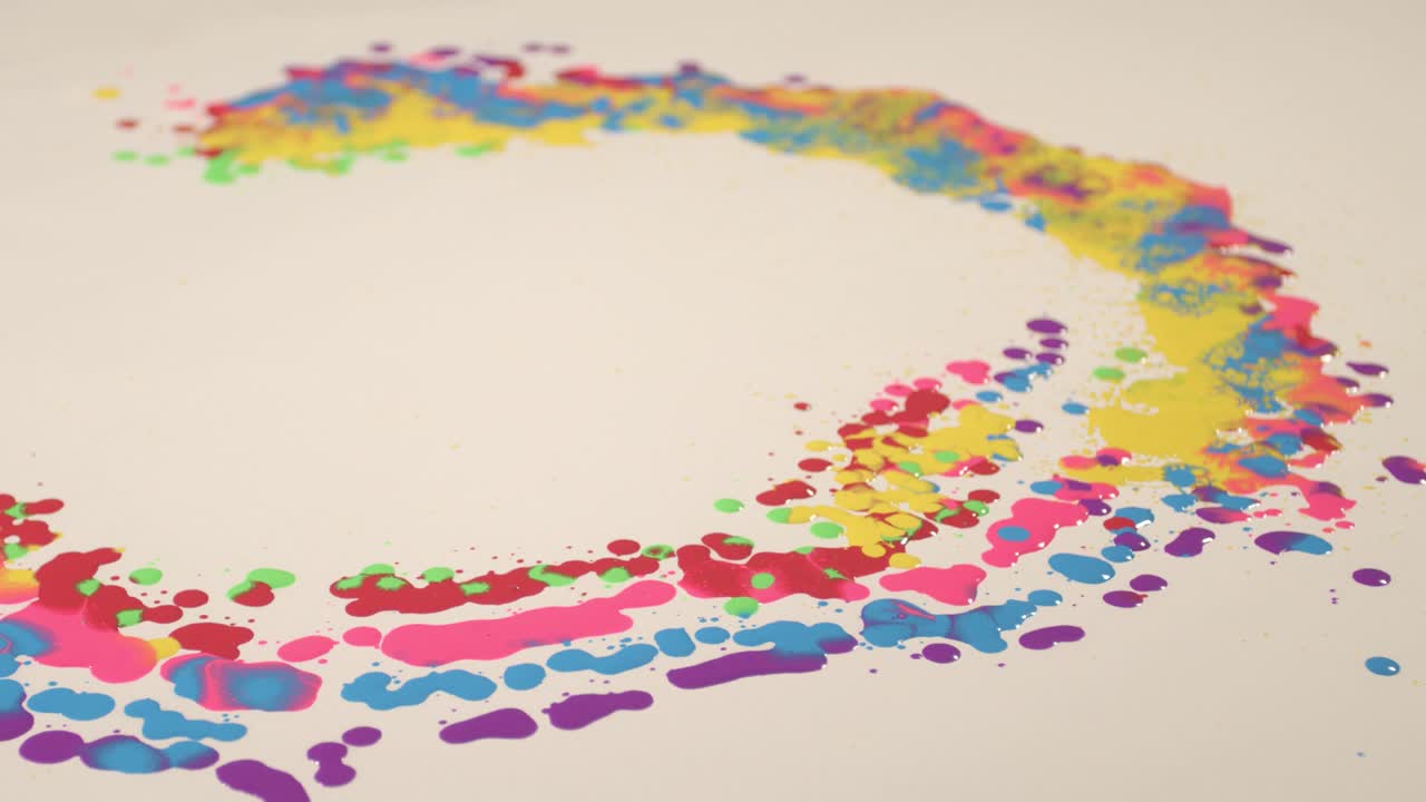 다양한 색의 오일 페인트가  종이 위에 흘러내리고 있습니다.