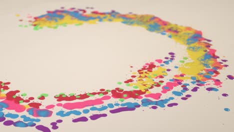 varios colores de pinturas de aceite están goteando sobre el papel blanco.