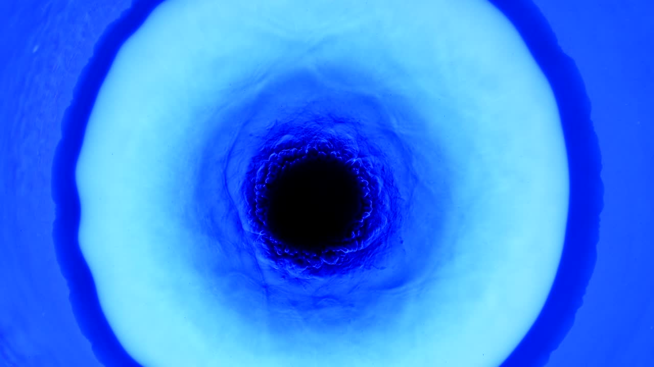 macro abstracto una gota azul en un círculo oscila en la perfección como la flor y las nubes